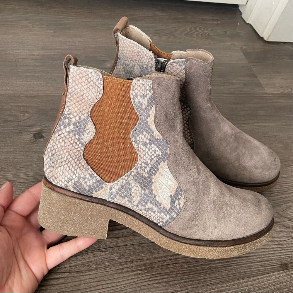 Casta Sundance Suede Mixed Media Reptile Ankle Chelsea Boots 39